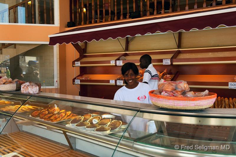 20090529_111430 D3 P1 P1.jpg - Bakery salesperson smiling for the camera